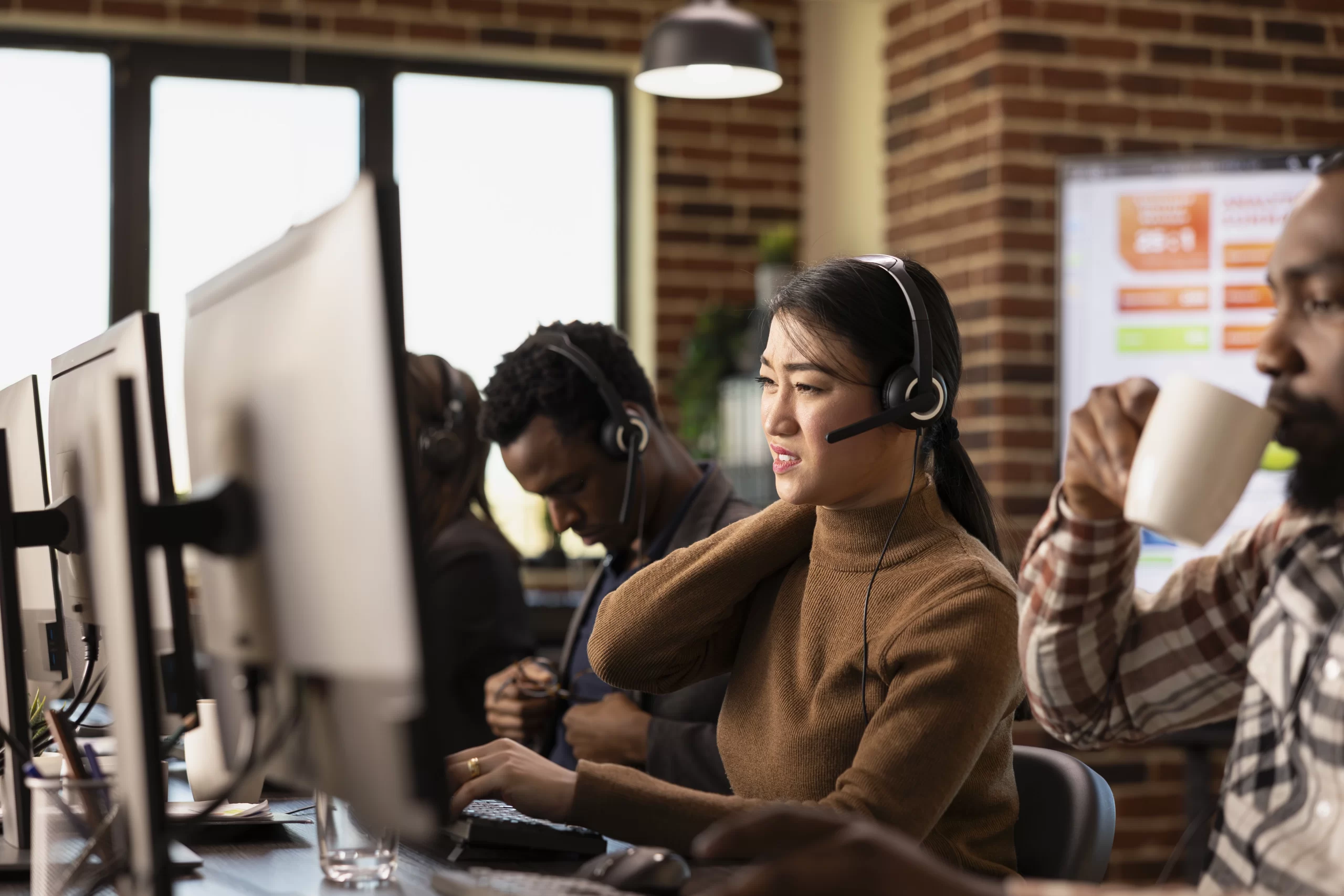 mujer-cansada-masajeando-su-cuello